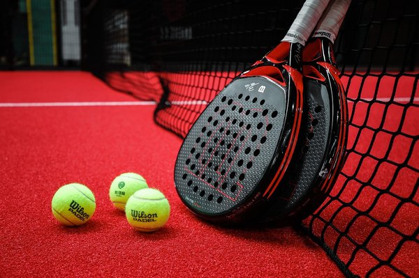 Quelles sont les caractéristiques à rechercher lors de l'achat d'une balle de padel durable et résistante ?
